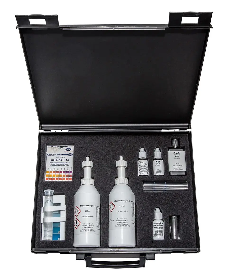Analysenkoffer mit Chemikalien und Testgeräten zur Überprüfung der Wasserqualität, markiert mit BWT und geeignet für Prüfungen nach VDI und VdTÜV.